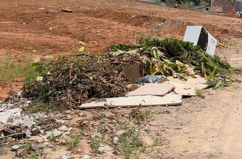 Secret Rio De Penha Denuncia Descarte Irregular De Entulho Em Terreno