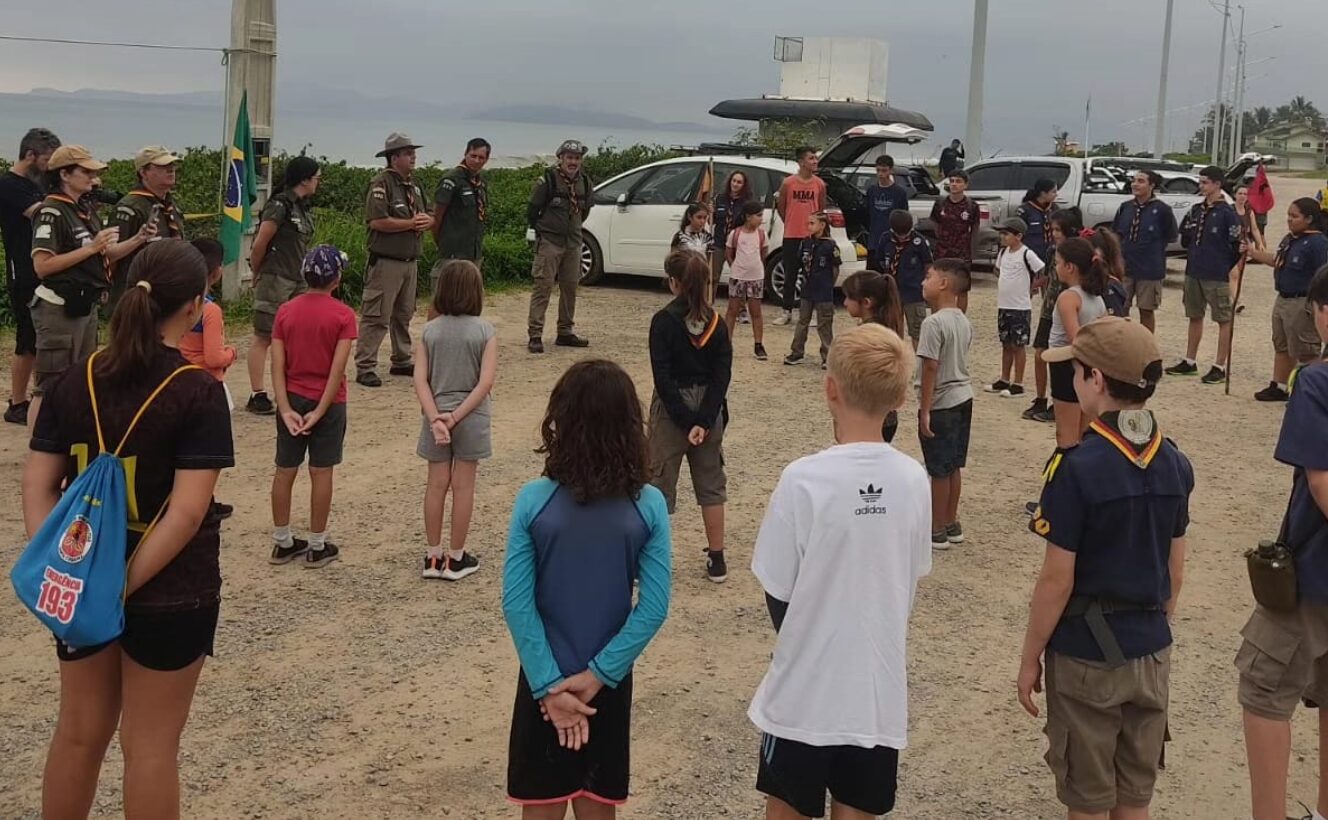 Escoteiros de Balneário Piçarras participam recuperação de restinga e