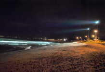 Praia do Quilombo é palco de surf noturno em Penha