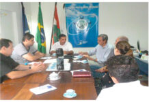 CDL de Piçarras entrega reivindicações a prefeito Leonel