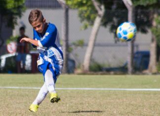 Jovem lateral direito de Penha é destaque na base do Avaí