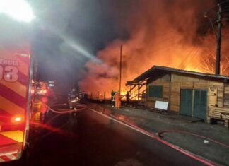 Campanha virtual busca recursos para reconstrução de casas após incêndio