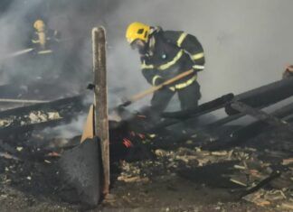 Incêndio destrói residência e galpão, em Penha