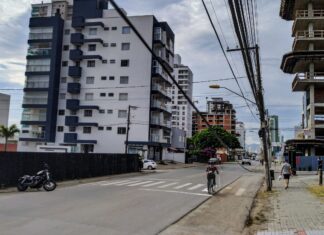 Prefeitura inicia notificações à Celesc para organizar fiações fixadas nos postes de energia