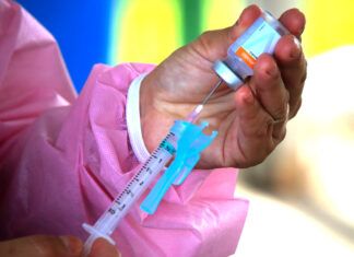 Balneário Piçarras vacina idosos acima dos 80 com a segunda dose de reforço