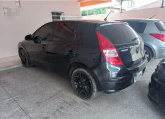 Carro furtado, com placa adulterada em fita isolante, é recuperado em Balneário Piçarras