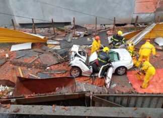 Homem que estava em carro atingido por viga de concreto não resiste