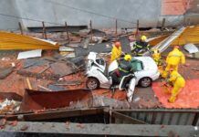 Coluna de concreto cai sobre carro, em Balneário Piçarras