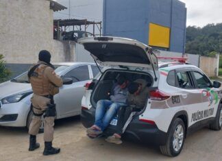 Dupla é preso com carro furtado, em Balneário Piçarras