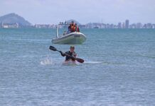 Canoísta que navega por toda a costa do Brasil faz parada em Penha