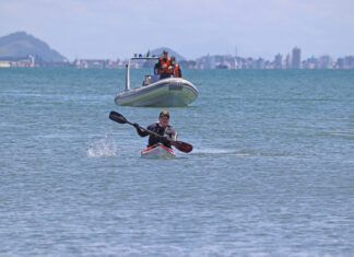 Canoísta que navega por toda a costa do Brasil faz parada em Penha