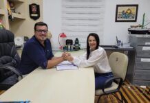 Prefeito Aquiles transmite o cargo à vice-prefeita Maria Juraci, em Penha