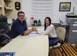 Prefeito Aquiles transmite o cargo à vice-prefeita Maria Juraci, em Penha