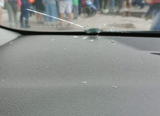 Carro da Saúde de Balneário Piçarras é apedrejado por manifestantes na BR-101