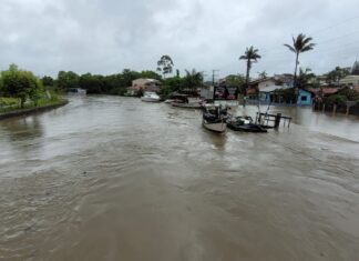 Balneário Piçarras decreta situação de emergência; elevação do rio preocupa