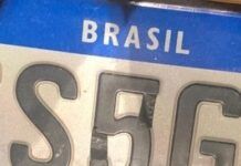 Com fita adesiva nas placas, dupla é preso em carro roubado