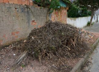 Barra Velha retoma fiscalização por entulhos em calçadas
