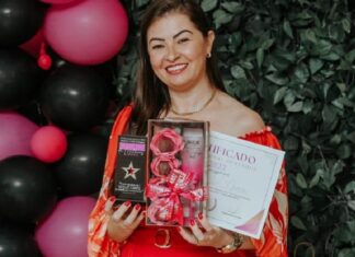 Designer de unhas Clarice Oliveira Novara conquista prêmio de destaque profissional