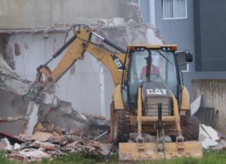 Prefeitura de Barra Velha efetua demolição de anexo interditado de ginásio