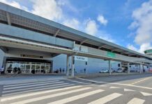 Em surto psicótico, homem é detido por falsa ameaça de arma dentro de avião no aeroporto de Navegantes