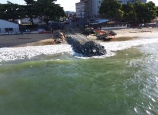 Iniciada construção do novo molhe de pedras da praia Central