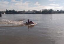 Bombeiros retomam as buscas por homem que desapareceu após tentar atravessar o Rio Itajaí Açu à nado
