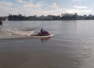 Bombeiros retomam as buscas por homem que desapareceu após tentar atravessar o Rio Itajaí Açu à nado