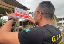 Prefeitura de Penha interdita ferro-velho em operação de fiscalização