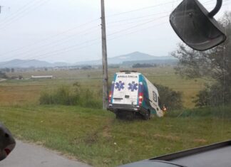Ambulância de Penha se envolve em acidente na BR-101; ninguém se feriu com gravidade