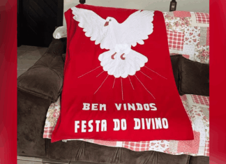 Bandeira do Divino peregrina por Barra Velha e São João do Itaperiú