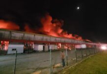 Galpão logístico é tomado pelas chamas, em Barra Velha