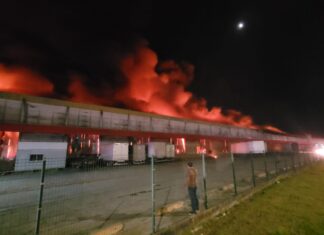 Galpão logístico é tomado pelas chamas, em Barra Velha