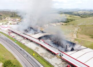 Vídeo mostra como ficaram os dois galpões destruídos pelas chamas, em Barra Velha