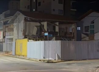 Residência desaba parcialmente no Centro de Balneário Piçarras