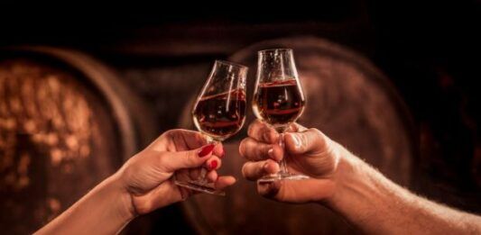 Santa Catarina institui o Dia Estadual da Cachaça Catarinense para valorizar tradição e fortalecer o setor