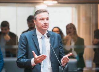 Napoleão Bernardes (PSD) celebra aprovação do Universidade Gratuita: “sonhos em realidade”