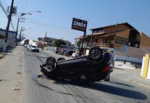 Motorista com carro furtado capota ao tentar fugir da Polícia Militar, em Penha