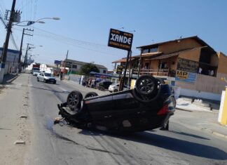 Motorista com carro furtado capota ao tentar fugir da Polícia Militar, em Penha