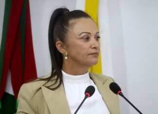 Justiça dá 48h para vice-prefeita de Penha ter acesso ao seu gabinete