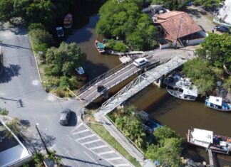 Pontilhão provisório sobre o Rio Itajuba começa a ser demolido
