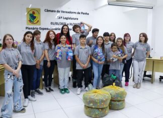 Câmara mirim realiza entrega de tampinhas plásticas para a Adote Penha
