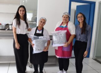 Penha entrega uniformes de trabalho para serventes e merendeiras