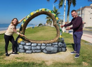 Artista Enoi Martini Dilly presenteia Barra Velha com escultura em formato de coração