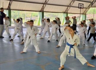 Governo corta carga horária e revolta profissionais do projeto Escola de Esportes