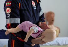 Engasgo em crianças e bebês são comuns, mas podem ser perigosos: saiba como agir nestas situações