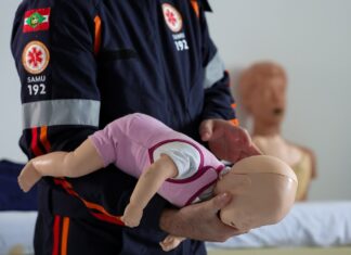 Engasgo em crianças e bebês são comuns, mas podem ser perigosos: saiba como agir nestas situações