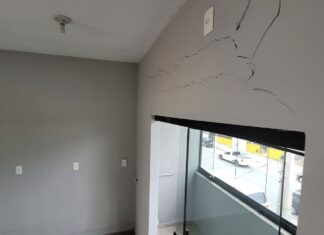 Proprietário afirma que imóvel começou a rachar com início do fundamento de prédio vizinho
