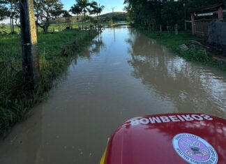 Homem é levado por correnteza após tentar cruzar via alagada, em Barra Velha