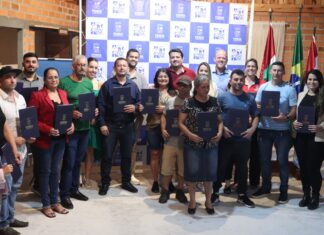 Penha formaliza entrega de 23 matrículas de imóveis a famílias do Gravatá