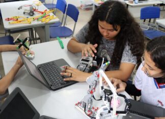 Escola municipal de Penha participa do maior torneio de robótica do mundo